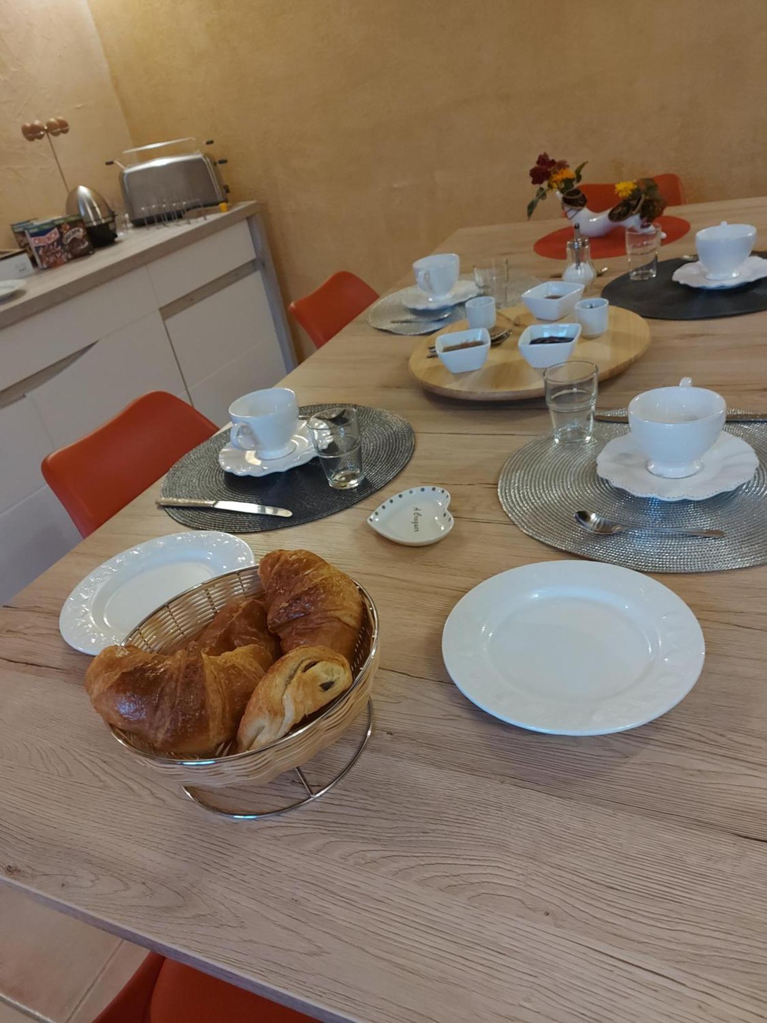 Hotel Le Moulin De L'Etang Chaneins Habitación foto